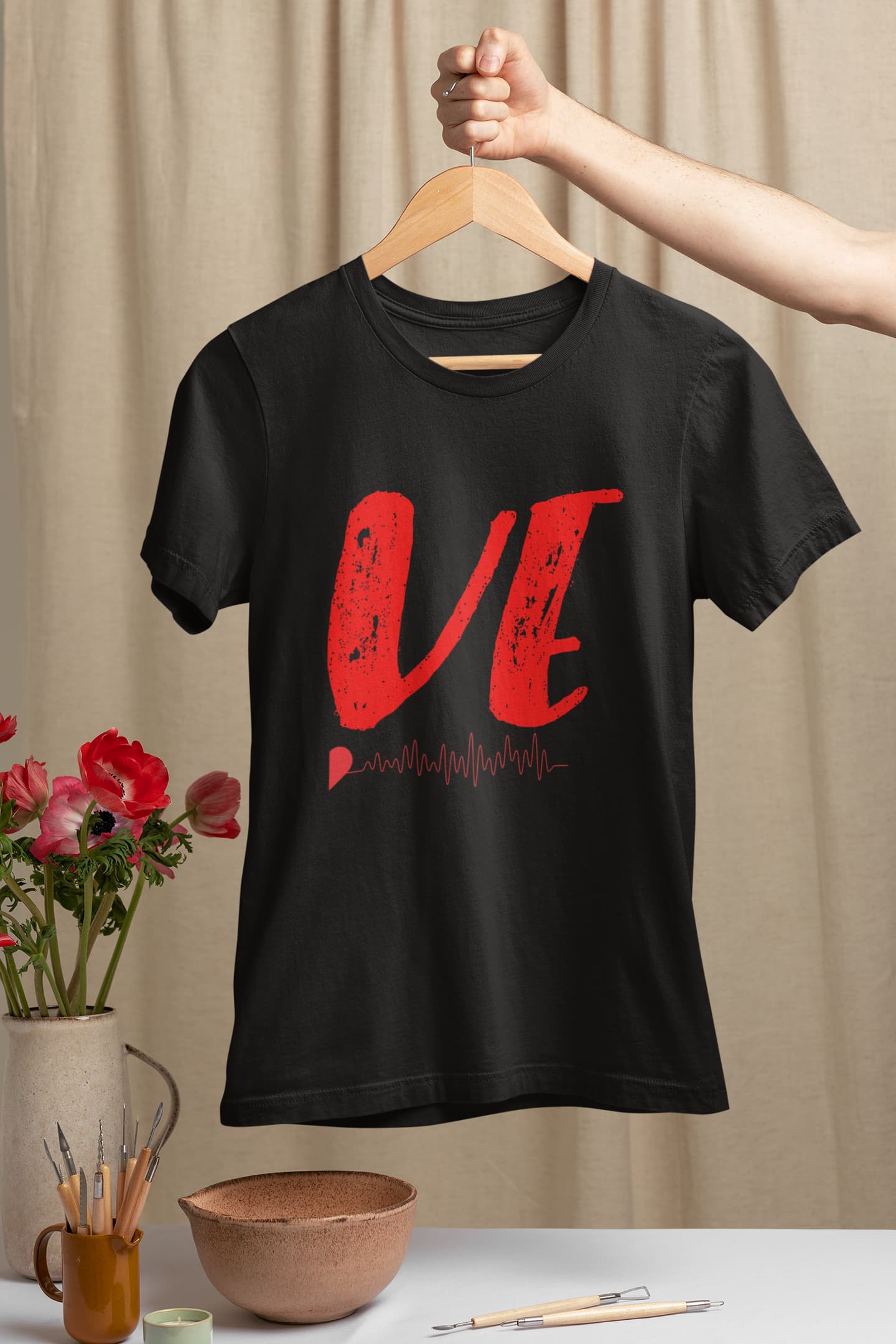 LOVE - Valentines Day Couple Round Neck T-Shirt Black